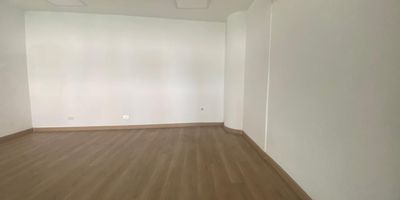 Local en arriendo en mall comercial ubicado sobre vía principal, con fácil acceso y salida desde la principal, conexión a rutas de trasporte público y gran variedad de servicios complementarios del sector. Cuenta con piso en Madera, 1 espacio,  cableado de red, techo cielo raso, aire acondicionado central. Edificio cuenta con ascensor, Vigilancia y porteria 24 horas, citifono, circuito cerrado de Tv, baños comunales. inmueble sujeto a verificacion de disponibilidad
