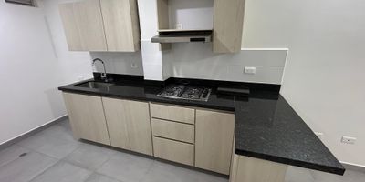 Apartaestudio en arriendo de 43 m, con excelente ubicacion sobre la avenida principal de Sabaneta. Ofrece espacios amplios y confortables, distribuidos en 1 habitacion con closet, 1 bano, sala-comedor, cocina integral con red de gas, zona de ropas y aire acondicionado. Se encuentra cerca del parque de Sabaneta, el parque de los Cuatro Elementos, la Casa de la Cultura La Barquerena, supermercados, locales comerciales y cuenta con facil acceso al transporte publico.
