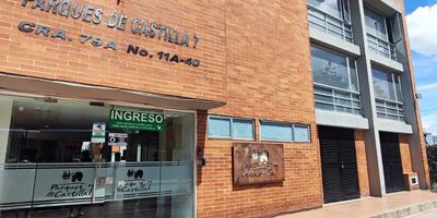 Apartamento en arriendo ubicado en el sector de Castilla, con espacios comodos, bien distribuidos y excelente iluminacion natural. Cuenta con 2 habitaciones, 1 banos, 1 closets, sala, comedor, cocineta, red de gas y zona de ropas. Su ubicacion estrategica ofrece cercania al Hospital La Maria, a la carrera 68 y acceso a multiples rutas de transporte publico, lo que lo convierte en una opcion ideal para quienes buscan comodidad, buena conectividad y calidad de vida en una zona residencial de proyeccion. 