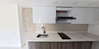 Acogedor apartamento de 35 m² – Excelente ubicación en el norte de Bogotá

Este encantador apartamento de 35 m², ubicado en el séptimo piso, con vista interior y acceso por ascensor, es perfecto para quienes buscan un espacio funcional, moderno y bien ubicado.

Distribución:
1 habitación
1 baño
Sala comedor
Cocina integral
Zona de lavandería

Cuenta con piso cerámico en todos sus ambientes, lo que aporta frescura y fácil mantenimiento.

El conjunto residencial ofrece:
Gimnasio
Zona infantil
Salón comunal
Vigilancia privada 24/7

Ubicación privilegiada: a minutos del Centro Comercial Santafé, supermercados como D1, el Colegio Anglo Americano, la Universidad de San Buenaventura y paraderos del SITP, con excelentes vías de acceso por la Carrera 8 y la Calle 170.

El lugar perfecto para empezar una nueva etapa con comodidad, seguridad y todo cerca.

H.
