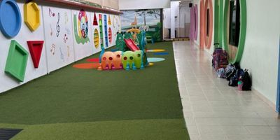 En venta, una propiedad con ADN comercial en el corazón de Betania. Hoy funciona como preescolar, mañana puede ser lo que tú te atrevas a imaginar.

Cuenta con 7 salones listos para transformar ideas en espacios, 4 baños, cocina, enfermería y dos oficinas que ya entienden de organización y ritmo.