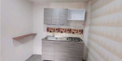 ¿Buscas un apartamento amplio, bien ubicado y con excelente distribución en Campo Valdés? Esta opción puede ser justo lo que necesitas. En arriendo, te presentamos este inmueble ubicado a solo una cuadra arriba de la iglesia El Calvario, con fácil acceso hacia la carrera 47 con calle 78, una zona residencial tranquila, cercana a tiendas, rutas de transporte y servicios esenciales.Cuenta con 2 habitaciones, ideales para familias o quienes deseen tener espacios independientes para descansar, trabajar o estudiar. Aunque no tienen closet, ofrecen buen tamaño y distribución. Dispone de 1 baño, una cocina semi-integral funcional, y una zona de ropas con patio, que facilita las labores del hogar. Su piso en baldosa es resistente y fácil de mantener, mientras que el balcón y ventanal favorecen la entrada de luz natural, haciendo del lugar un espacio cálido y ventilado.Ubicado en un edificio sin portería ni ascensor, este apartamento se ajusta a quienes valoran la sencillez, los costos moderados y la autonomía. No cuenta con parqueadero ni cuarto útil.Área: 48 m² | Estrato: 3 | Código: (C2868)No dejes pasar la oportunidad de conocer este inmueble. Agenda tu cita y descubre si este puede ser tu próximo hogar.