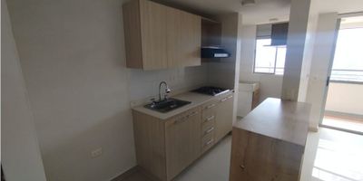El Inmueble cuenta con 70 mts, 3 habitaciones, 3 closet, 2 baños, cocina integral, sala comedor, zona de ropas, balcón, parqueadero cubierto. La unidad cuenta con piscina climatizada, piscina infantil, zona infantil, cancha polideportiva, zonas verdes, salón social, parqueadero de visitantes, salón social.
