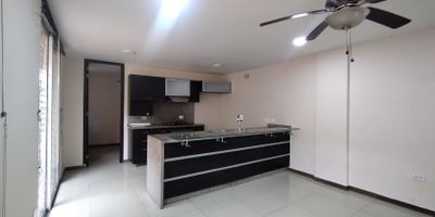 Apartamento en venta y arriendo en Alto Prado, ubicado en unidad cerrada cerca a centros comerciales, supermercados, parques, restaurantes, rutas de transportes público. Cuenta con 2 habitaciones, 2 baños, sala comedor, estar de tv, pisos en porcelanato y cerámica, cocina integral tipo americano con mesón en granito, habitación de servicio, baño de servicio, zona de ropas. En conjunto cerrado zonas verdes, vigilancia y portería 24 horas.