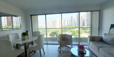 Apartamento de 93 m2, consta de tres alcobas cada una con aire acondicionado, alcoba principal con baño interno y walking closets, closets de linos, espacio de trabajo, baño auxiliar para las dos alcobas, cocina integral, zona de ropas, sala, comedor, un parqueadero. El edificio cuenta con planta eléctrica de suplencia total, piscina, gimnasio, zona zen, Playground, cancha futbol, sendero peatonal, zona bbq.
