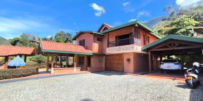 hermosa finca ubicada en Copacabana, unidad cerrada con facil acceso por carretera pavimentada, a solo 7 minutos de la via principal. Las caracteristicas de la propiedad son las siguientes: Area del lote:2.198 m Area construida:550 m aproximadamente Habitaciones:4 Banos:4 Espacios interiores:Sala de TV, atico con gimnasio en el tercer nivel, sala, comedor, cocina y zona de ropas. Zonas exteriores:Zona BBQ (Asados), zona fogatera en la parte trasera de la casa. Parqueaderos: Interior para 1 vehiculo. Exterior techado para 2 vehiculos. De ingreso en base triturado para aproximadamente 6 vehiculos. Comodidades adicionales:2 portones electricos, zona humeda (piscina, bano turco y bano con losa para asolearse), perrera, 2 cuartos utiles (1 interior y 1 exterior). Jardines y naturaleza:Amplios jardines y arboles frutales en produccion. Suministro de agua:Agua tratada de acueducto veredal y agua de quebrada no tratada para riegos y aseo. Seguridad:** Sistema de camaras de vigilancia.