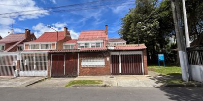 Casa esquinera en Arriendo y Venta en el sector, La Patria, área de 290 M2, consta de 2 niveles más altillo primer nivel, parqueadero para 3 vehículos, deposito pequeño, espacio abierto con capacidad para 20 puestos de trabajo, cocina con gas natural y zona de lavandería independiente, 1 patio, alcoba y baño de servicio, baño social, apartaestudio con entrada independiente. Segundo nivel, 4 oficinas, 2 baños con ducha, Altillo con biblioteca. tiene Luz trifásica, Rack para instalación de redes, cableado estructurado, alarma, sensor y cámara de seguridad. Rodeada de zonas verdes, parque público, cerca de la Escuela Militar de Cadetes General José María Córdoba. Estación de Transmilenio más cercana, la Castellana. Vías de acceso por NQS, Avenida Suba, Calle 80.