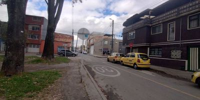 Lote o casa lote con siete metros de frente por veinte metros de fondo, ideal para tumbar y hacer una bodega o edificio con apartaestudios para rentar o para empresa comercial e industrial, barrio el Real, localidad Engativá, estrato 3, muy cerca de la avenida Boyacá con calle 66.