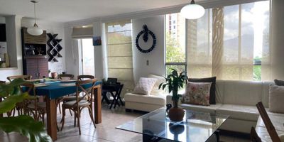 Apartamento en venta en unidad cerrada con fácil acceso desde la av. principal, sector tranquilo, cercano a la estación de policía y múltiples servicios complementarios. Piso en cerámica, tres niveles, sala comedor, 4 alcobas con baño en la principal, cocina integral abierta tipo americano, balcón y parqueadero cubierto . Salón social, parques infantiles, zonas verdes, vigilancia 24 horas, citofonía y circuito cerrado de tv. Inmuebles sujetos a verificación de disponibilidad.