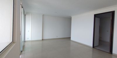 Apartamento en arriendo en Riomar, ubicado en unidad cerrada cerca a centros comerciales, supermercados, parques, rutas de transportes público. Cuenta con 3 habitaciones, 2 baños, sala comedor, estar de tv, pisos en porcelanato y cerámicas, cocina integral con mesón en granito, alcoba de servicios, baño de servicios, zona de ropas, parqueadero, vigilancia y porteria 24 horas.