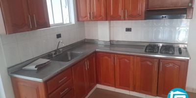 Cómodo inmueble ubicado en itagui, campo alegre, cuenta con un área de 90mts, 2 piso, 4 habitaciones,3 closet,  2 baños, sala comedor, cocina integral con red de gas, balcón, 2 patios, calentador. 
Cerca de: supermercados, rutas de trasporte, Diagonal al banco popular.