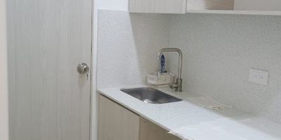 Aparta estudio oficina nueva, pequeño de 18m2 en el parque la locería, edificio muy bonito a todo el frente del parque la locería.Cocina semi integral mesón mármol, con fogón 2 puestosUna alcoba pequeña&nbsp;Closet grandeEscritorio&nbsp;Centro tvBaño con lavamanos sanitario y ducha pequeñoAlquiler 800milVenta 125millGenera 0,7% de inversión en la rentaAdmon 70milPortería con portero diurno todos los díasPor reglamento y certificado libertad, es oficina autorizada x asamblea, se puede usar tambien como vivienda