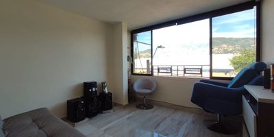 Cómodo apartamento en venta en Castilla, tercer piso, cuenta con sala comedor, 3 alcobas, 2 closet, cocina semi integral con red de gas, 1 baño cabinado, 1 patio. Sector tranquilo y residencial, cerca a la IE Jesús María El Rosal. Venta de contado.