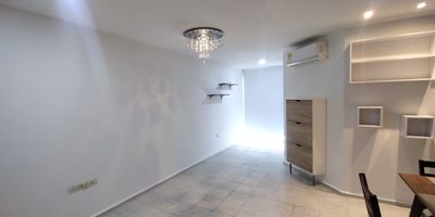 Apartamento en arriendo en Alto Prado, ubicado en unidad cerrada cerca a centros comerciales, supermercados, parques, bancos, notarias, rutas de transportes público. Cuenta con 1 habitación, 2 baños, sala comedor, estar de tv, pisos en granito y cerámica, cocina integral con mesón en granito, zona de ropas. En conjunto cerrado vigilancia y portería 24 horas.