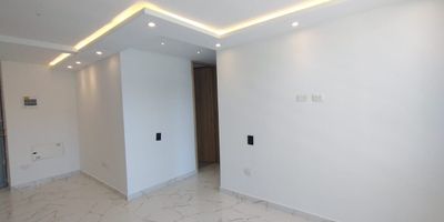 Apartamento en arriendo en Villa Campestre, ubicado en unidad cerrada cerca a centros comerciales, supermercados, universidades, parques, clinicas, rutas de transportes público. Cuenta con 2 habitaciones, 2 baños, sala comedor, estar de tv, pisos en porcelanato y cerámica, cocina integral tipo americano con mesón en granito, zona de ropas. En conjunto cerrado piscina, gimnasio, salón comunal, vigilancia y portería 24 horas.
