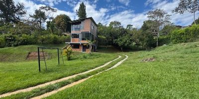 Se alquila hermosa casa campestre en Miravalle

Casa construida en 2022 sobre un amplio lote de 1.800 m², ideal para quienes buscan tranquilidad y naturaleza.

Área construida: 8 metros de frente x 8 metros de fondo, distribuida en tres niveles:

Primer nivel:
Baño social
Bodega/depósito

Segundo nivel:
Sala-comedor amplia y luminosa
Baño social
Zona de oficios

Tercer nivel:
2 habitaciones 
1 baño completo con ducha

La propiedad cuenta con: 
Zona BBQ, quiosco, jacuzzi, cancha de fútbol, amplia zona verde para parqueadero.

Entorno natural, clima fresco y espacio ideal para descansar o vivir en contacto con la naturaleza.
Ubicada en Miravalle, Jamundi, sector tranquilo y de fácil acceso.