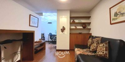 [ARR] ID HOUM: 157347

Entérate de todos los beneficios al arrendar con nosotros:
    • Asistencia e intermediación con el propietario
    • Firma tu contrato online
    • Arrienda sin burocracia, sin papeleos ni notarías

Departamento en arriendo, ubicado en el barrio La Porciúncula, con una superficie construida de 37.00 m² y superficie total de 37.00  m². 

Sus principales características son:

    • Amoblado
    • 1 dormitorio
    • 1 baño
    • No Admite mascotas
    • Piso 1
    • Año de construcción: 2005
            
Además, el inmueble cuenta con las siguientes amenidades:

    • Salón de eventos
    • Vigilancia 24 hrs
    • Ascensor
    • Lavandería

Si arriendas con nosotros, te brindamos asesoría personalizada durante todo el proceso.

Requisitos para arrendar con nosotros:

    • Arrienda sin codeudor*, fácil, rápido y seguro
    • Demuestra un ingreso mensual neto de al menos 2.5 veces el valor del arriendo (los ingresos mensuales se pueden complementar por las personas que vivirán en este inmueble)
    • Completa tu información básica y mándanos tus extractos bancarios o documentos que demuestren tus ingresos
    • No debes tener reportes negativos en centrales de crédito
        

IMPORTANTE:

    • Te invitamos a agendar una visita a esta propiedad
    • Si tienes alguna duda por favor puedes solicitar más información desde los portales como también contactarte directamente con nosotros
    
Más que una inmobiliaria, somos Houm.
*Aplican T&C