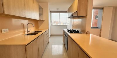 Cada apartamento típico tiene Balcon con tres habitaciones, cada una con baño privado, un baño social adicional, alcoba de servicio con baño propio,cocina integral, sala comedor y closet de linos. Además incluye tres parqueaderos S1 Y en S2 y depósito cercano al ascensor