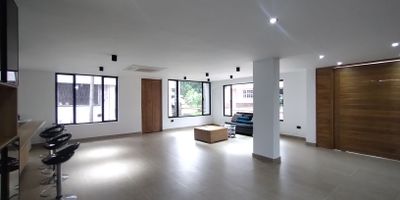 Casa en venta y arriendo en Villa Campestre, ubicado en unidad cerrada cerca a centros comerciales, supermercados, universidades, rutas de transportes público. Cuenta con 4 habitaciones, 4 baños, sala, comedor, estar de tv, estudio, pisos en ceramica, cocina integral tipo americano con mesón en cuarzo, patio descubierto, jardín, terraza, habitacion de servicio, baño de servicio, zona de ropas. En conjunto cerrado zonas verdes, piscina, salon comunal, parques infantiles, vigilancia y porteria 12 horas.