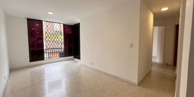 Apartamento remodelado en el conjunto residencial El Canelo, segundo piso con uso exclusivo de terraza privada con hermosa vista hacia los cerros. Cuenta con 75 m² distribuidos en tres habitaciones (principal con baño), alcobas auxiliares con clóset, sala comedor amplia con ventanal, cocina integral espaciosa, cuarto de depósito, área de oficios y terraza que conecta áreas sociales. Parqueadero en sótano. La unidad ofrece piscina semiolímpica, cancha múltiple, zona BBQ, baño turco, senderos ecológicos, kiosko, ascensor y portería tipo lobby. Ubicado en zona de clima fresco, cercana al Mall Plaza, Cosmocentro, Coliseo del Pueblo y vías principales como la Calle 5, Carrera 52 y Avenida de los Cerros. Zona en constante valorización. Agenda tu cita y conoce esta excelente oportunidad de inversión.