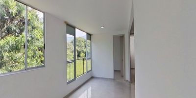 Descubre este acogedor apartamento en el 3° piso de Ciudad Guabinas, una ubicación estratégica por ser uno de los pisos más comerciales del sector. Con 50 m² bien distribuidos, cuenta con 2 habitaciones, 2 baños y una agradable vista hacia una zona verde que aporta tranquilidad y frescura al hogar. Su entorno ofrece ciclovías, parques, restaurantes, supermercados y todo lo necesario a pocos pasos, además de estar a solo 10 minutos de Cali. Ideal para quienes buscan un espacio funcional, bien ubicado y con excelente proyección de valorización. ¡Aprovecha esta oportunidad y agenda tu visita!