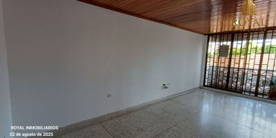 En todo el corazón del barrio EL PRADO, de BARRANQUILLA, vendemos cómodo apartamento de 2 alcobas estrato 4, en edificio de 18 unidades residenciales, 22 garajes, celaduría 24 horas, ascensor, cerramiento con cerca electrica y concertina, parqueo para visitantes.
MEDIDAS APARTAMENTO
Tiene 80 metros de área construida, estrato 4, esta en piso 2.
REPARTO APARTAMENTO
Tiene sala y comedor integrados, balcón lateral, cocina cerrada, cuarto y baño servicio, pisos de granito fundido, garaje cubierto.
ALCOBAS
2 en total, principal con balcón y baño
BAÑOS
3 en total, 2 para alcobas, 1 de servicio
BALCONES
2 en total, 1 en la sala, 1 en alcoba principal
EXTERIORES
Cerca de supermercados, parques, iglesias, universidades, colegios, restaurantes, teatros, hoteles, transporte público.
PRECIOS
$ 561.000 administración
$ 300.000.000 venta
