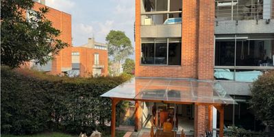 Casa en Venta – Bosques de Provenza, Conjunto Cerrado

Descubre esta amplia y elegante vivienda de estilo contemporáneo, ubicada en un entorno residencial privilegiado, con absoluta privacidad y todos los servicios a la mano:

? Área construida: 240 m² en 3 niveles
? Jardín privado: 170 m² aprox.

? Distribución y Acabados


 
 4 alcobas con clóset empotrado
 
 
 5 baños completos (uno social y cuatro en suite)
 
 
 Sala y comedor independientes con pisos de madera natural
 
 
 Cocina integral a gas natural, con barra desayunadora
 
 
 Cuarto de TV / estar de alcobas
 
 
 3 balcones que incorporan luz y ventilación
 
 
 3 garajes privados bajo techo
 


? Exteriores y Amenidades


 
 Patio trasero ajardinado con zona BBQ
 
 
 Conjunto cerrado con vigilancia 24 h
 
 
 Áreas verdes de uso común
 
 
 Excelente mantenimiento y acceso pavimentado
 


? Ubicación estratégica: Bosques de Provenza, cerca de vías principales, colegios y centros comerciales.

? Precio de venta: $1.200.000.000

? Contáctanos y agenda tu visita para conocer esta extraordinaria casa y su entorno.
Bogotá Real Estate | +57 314 426 2325 | www.bogotarealestate.com.co
