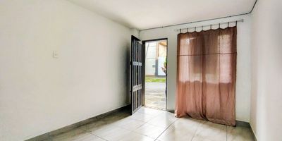 Descubra esta acogedora casa en arriendo ubicada en el tradicional sector de Barrio Cristóbal en Medellín. Con aproximadamente 100 m² de área, esta propiedad cuenta con una amplia sala comedor, dos cómodas alcobas, un clóset y dos baños completos. Disfrute de una cocina integral moderna, un práctico patio y un versátil solar. Los espacios se complementan con un elegante piso en cerámica.