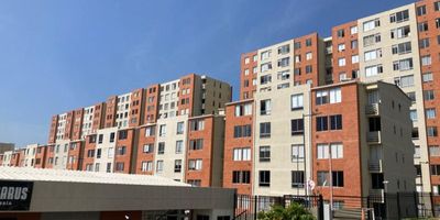 Apartamento amoblado ubicado en el sector de alameda del río de ambiente fresco y luz natural durante día. Cuenta con cocina integral con mesón en granito pulido con gabinetes inferiores y superiores, closet en habitaciones, sala comedor, sala de estudio, cortinas en sala y habitación, área de labores, hall de alcobas, la division del baño son en Vidrio templado, parqueadero comunal. El conjunto ofrece portería tipo lobby, amplias zonas de acceso a la edificación, amplias zonas peatonales. Es cercano a la avenida circunvalar , supermercado ara, justo y bueno, olímpica, cc el río, clínica Portoazul, cra 38, cra 43, CC buena vista 1,2 plaza del parque, vía la mar corredor universitario.