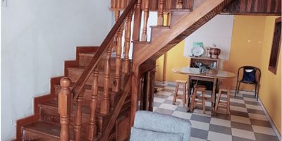 Casa de 114 m2 construidos sobre terreno de 57 m2 en La Enea, Manizales

Ideal para quienes buscan una inversión con renta inmediata en estrato 3. Esta casa esquinera ofrece dos niveles con acabados que combinan funcionalidad y calidez.

Descripción de la propiedad

En el primer nivel, la sala y el comedor auxiliar se conectan con la cocina y un baño auxiliar, generando un flujo natural de espacios. El patio lateral aporta ventilación e iluminación, mientras el garaje asegura un espacio privado para tu vehículo.
En el segundo nivel, tres habitaciones con doble ventana y un apartaestudio de un ambiente con entrada independiente ofrecen versatilidad para inquilinos o familia extendida. Los pisos en madera realzan el confort en cada estancia.

Descripción del entorno y acceso

Ubicada en La Enea, esta casa goza de acceso pavimentado y transporte público cercano que facilita tus desplazamientos. La zona residencial se complementa con colegios, universidades y parques en las inmediaciones.
El suministro de agua, electricidad y gas domiciliario ya está instalado, y la reserva de planta eléctrica garantiza tranquilidad ante cortes de servicio.

Contáctanos

Escríbenos por WhatsApp para agendar tu cita y conocer todos los detalles de esta propiedad. En Inmobiliaria Castro Rosero estamos listas para guiarte en tu proceso de inversión.


 
