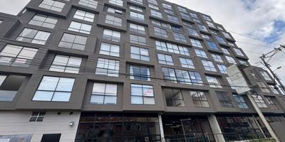 Descubre este acogedor y funcional apartamento tipo loft, ideal para quienes buscan un espacio moderno, iluminado y bien ubicado. Cuenta con un diseño de concepto abierto que integra sala-comedor, cocina y zona de descanso en un solo ambiente, generando amplitud y confort.
La cocina es tipo americana, con muebles superiores e inferiores, excelente ventilación natural y acabados contemporáneos. El área principal tiene ventanales que permiten la entrada de luz natural durante el día, lo que realza su ambiente cálido y acogedor. El inmueble se encuentra en una zona estratégica del sector El Recuerdo, con fácil acceso a vías principales, universidades, centros de negocios, transporte público y zonas comerciales, ideal para profesionales, estudiantes o parejas que buscan vivir en un lugar práctico, seguro y con excelente conectividad. Cod: 4699