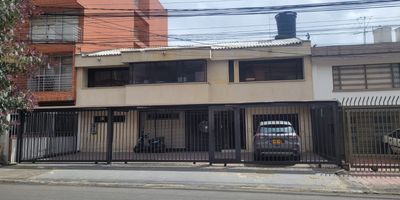 Excelente oficina en Pasadena, ubicada en casa de oficinas. Se cuenta con varias oficinas en piso 2 con derecho a uso de baños, sala de espera, cocina integral, sala de juntas, parqueadero para clientes. 
Apta para consultorios, diseñadores, arquitectos, abogados entre otros. 
Hay oficinas de varios tamaños desde los 20 hasta los 25 m2, independientes.
