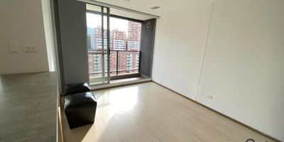 En unidad cerrada con un área de 75mt²
2 Alcobas (Alcoba Principal con Vestier y Baño, 1 Alcoba con Closet) 1 Baño Social, Balcón, Salón Comedor, Cocina Integral, Vista Panorámica, Zona de Ropas, Red de Gas y Calentador.
1 Parqueadero Cubierto + Cuarto Útil.
Conjunto cerrado con portería 24 horas, Circuito Cerrado TV, Ascensor, Citófono, Gimnasio, Juegos Infantiles, Salón Social, Salón de Juegos, Piscina, Turco/Sauna, Shut de Basuras y Zonas Verdes.
Inmueble cercano a Instituciones Educativas, Transporte Publico, Parques Cercanos, Vía Principal, Supermercados, Zona Residencial.