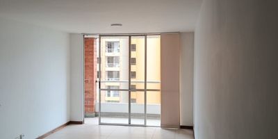 Apartamento de 2 habitaciones, cada una con closet, 2 baños, salón de biblioteca, cocina integral con campanilla, horno, calentador de agua, zona de ropas con tendedero, balcón, estrato 5, parqueadero, cuarto útil, área 74mtrs2, piso 4, la unidad cuenta con gimnasio, piscina, salón social, juegos infantiles. Cerca de CC SANTA FE Y CC OVIEDO.