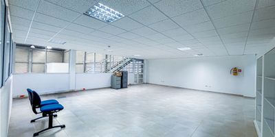 Arriendo Y/O Vendo Bodega con Oficinas – El Bosque, Cartagena

Ubicación privilegiada: El Bosque – Cartagena

Área construida:  2843 m²  


 
 Área de almacenamiento 2700 m²  
 
 
 Oficinas - Mezanine
 
 
 10 muelles de cargue y descargue con puertas automáticas (seccionales o enrollables, calibre 24)
 
 
 10 parqueaderos para tractocamiones
 
 
 4 parqueaderos para vehículos livianos
 
 
 Estructura: Convencional en concreto reforzado a la vista
 
 
 Mampostería: Ladrillo estructural expuesto
 
 
 Alturas:

 
  
  Altura libre a ménsula: 10,00 m (triple altura)
  
  
  Altura a cumbrera: 13,00 m
  
 
 
 
 Pisos: Plantilla para tráfico pesado, en buen estado
 
 
 Puertas: Automatizadas, seccionales o enrollables calibre 24
 
 
 Fachada: Flotante con estructura en aluminio proyectante
 
 
 Acceso a cubierta: Escalera tipo bombero
 
 
 Seguridad en altura: Líneas de vida instaladas
 


 

Valor canon: $ 100.000.000 MAS IVA 19%
 

Contáctanos para más información o agendar una visita.
