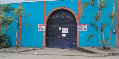 ARRIENDO AMPLIA BODEGA SECTOR SALADO. 

CONSTA DE :  AREA DE ALMACENAMIENTO Y BODEGAJE, 4 OFICINAS ILUMINADAS CON 3 BAÑOS PRIVADOS, AREA DE SALON DE CAPACITACION Y UN MEZANINE
