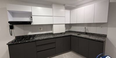 Apartamento en arriendo en La Paz, Envigado, ubicado en el segundo piso. Este inmueble ofrece 115 m² de área, distribuidos en 3 habitaciones y 2 baños, ideal para familias. Incluye 1 parqueadero. El edificio cuenta con servicio de vigilancia, brindando tranquilidad. Su ubicación es estratégica, cerca del Colegio La Paz, facilitando el acceso a servicios y educación. El canon de arriendo es de $2,800,000. Para más información o visitar este apartamento en arriendo, contacte por WhatsApp o vea los teléfonos disponibles.