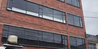 En el sur de la ciudad edificio de 5 pisos, 1 terraza, más de 20 espacios y 10 baños distribuidos en sus 1.020 metros cuadrados. Con una arquitectura moderna y elegante, este inmueble ofrece un total de 2 parqueaderos para mayor comodidad.Sus amplios espacios y acabados de alta calidad lo convierten en la opción ideal para quienes buscan un lugar exclusivo y sofisticado para sus instituciones. Está disponible para venta o arriendo, con uso aprobado tanto comercial como institucional, lo que lo convierte en una excelente alternativa para desarrollar actividades educativas, corporativas o empresariales.Es ideal para el funcionamiento de colegios, universidades, academias, centros de formación, así como para usos industriales y comerciales, gracias a su diseño versátil, funcional y su estratégica ubicación.Con una infraestructura de primer nivel y un entorno en constante crecimiento, este edificio representa una oportunidad única en el mercado inmobiliario