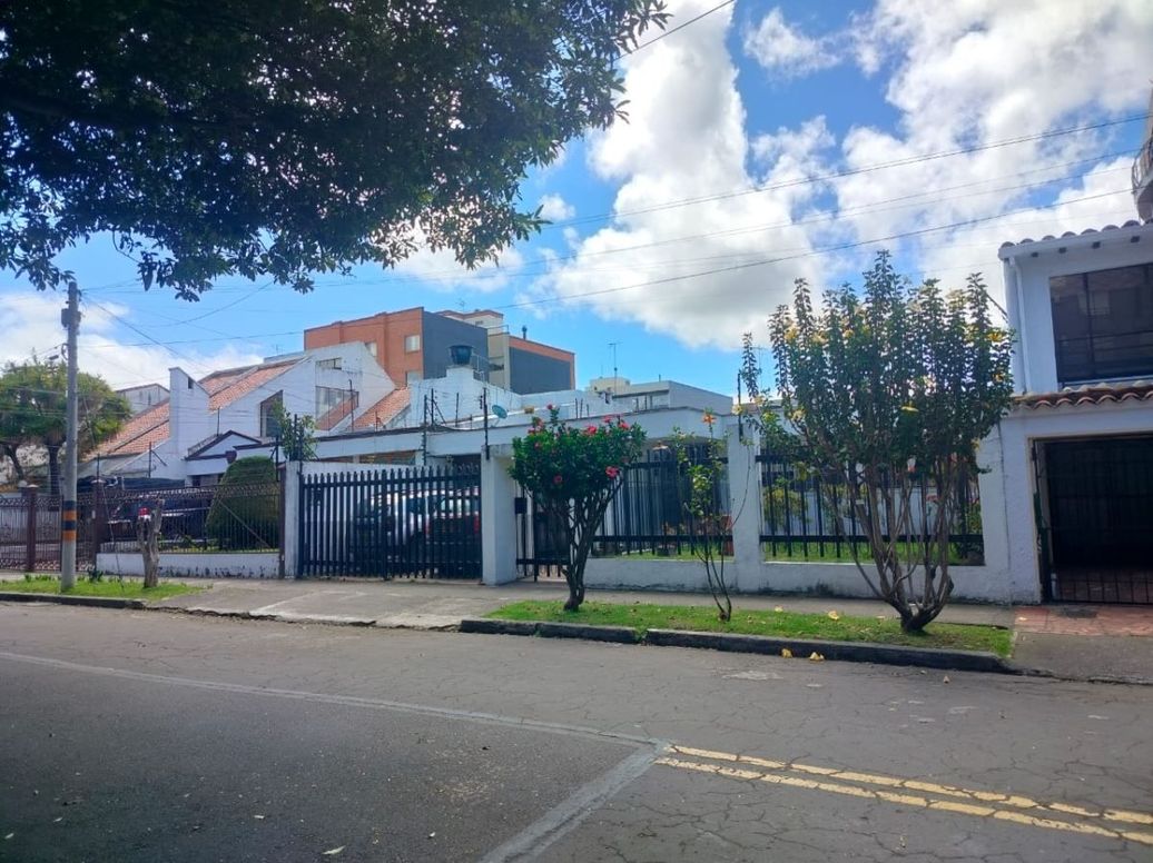 Casa de 4 alcobas en venta en Nueva Autopista, Bogotá, 405 m² · foto 2 de 20
