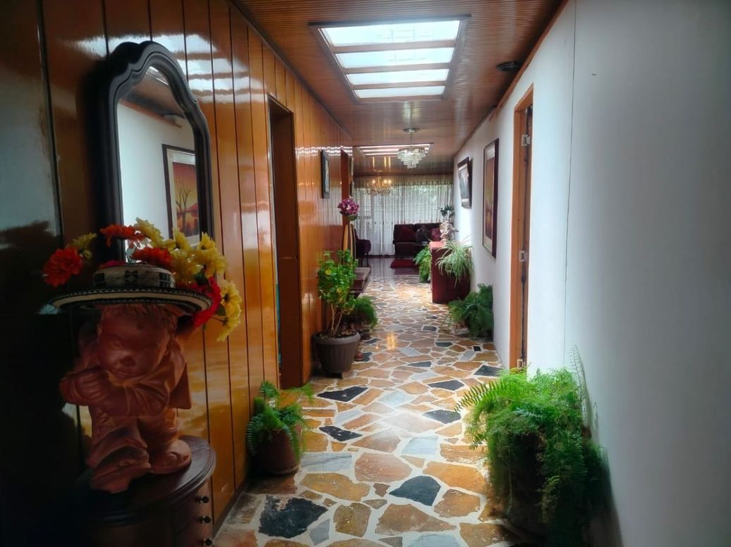 Casa de 4 alcobas en venta en Nueva Autopista, Bogotá, 405 m² · foto 5 de 20