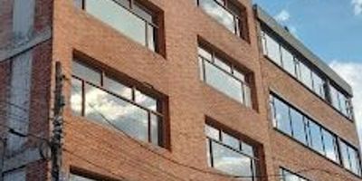 Edificio institucional y comercial en el sur de la ciudad  En arriendo o venta,Ubicado en una zona estratégica del sur de la ciudad, este imponente edificio de 7 pisos más terraza está disponible en arriendo o venta. Cuenta con 1421 metros cuadrados construidos, distribuidos en más de 21 espacios funcionales y 12 baños, lo que lo hace ideal para colegios, universidades, academias, centros de formación, empresas del sector industrial o comercial.Con una arquitectura moderna, elegante y acabados de alta calidad, este inmueble ofrece una imagen profesional y de prestigio. Dispone además de 2 parqueaderos, brindando comodidad para el personal, estudiantes, clientes o visitantes.Gracias a su infraestructura de primer nivel y su ubicación privilegiada, este edificio representa una oportunidad única en el mercado inmobiliario, ideal para quienes buscan un espacio exclusivo, funcional y versátil