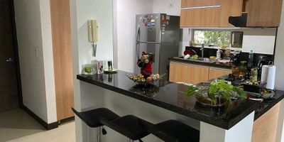 VENTA DE APARTAMENTO Descubre la elegancia y comodidad en este exclusivo apartamento de 4 habitaciones y 4 baños, con 125 metros cuadrados de espacio exquisitamente diseñado. Con una ubicación privilegiada, este inmueble ofrece dos parqueaderos para tu conveniencia. Experimenta la armonía entre lujo y funcionalidad en cada rincón de esta propiedad. ¡Bienvenido a tu nuevo hogar! KATALINA CARDONA 3008009649