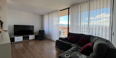 Apartamento en venta en unidad cerrada, ubicada en un sector tranquilo sobre la parte alta, con hermosa vista a la ciudad, entorno campestre con gran desarrollo urbanístico, de fácil acceso desde la via principal y con conexión a rutas de transporte público. Cuenta con piso en cerámica y madera, sala comedor, 3 alcobas con vestier y baño en la principal, baño social, cocina integral abierta tipo americano, cuarto útil, zona de ropas, balcón y parqueadero cubierto.   Conjunto cerrado con ascensor y zonas sociales muy completas que incluyen piscina, gimnasio, salón social, parques infantiles, placa polideportiva, zonas verdes,vigilancia y portería  24 horas y circuito cerrado de tv.  inmueble sujeto a verificacion de disponibilidad
