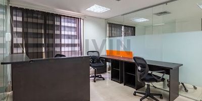  Cómoda oficina amoblada para arriendo, ubicada en el sector de Manila, el poblado son 60 m2, consta de puestos de trabajo definido con excelente iluminación, 1 baño, 1 cocineta, terraza, parqueadero cubierto independiente, cuenta con aire acondicionado central en edificio cerca al parque principal, cuenta con fácil acceso  a la avenida el poblado, cerca de la estación de policía,  vigilancia las 24 hrs