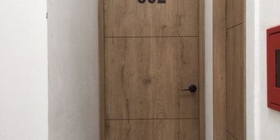 Descubre este apartaestudio en venta, un espacio funcional y seguro perfecto para la vida moderna o como inversión. vista panoramica, este acogedor apartaestudio cuenta con una cocina abierta con muebles y lavadero, y un cálido piso laminado en toda la sala y zona de estudio. El baño incluye división en vidrio, mueble de lavamanos y calentador a gas. Además, ofrece una zona para ampliación tipo mezanine, ideal para personalizar y maximizar tu espacio. Para tu tranquilidad, el edificio está equipado con videoportería, cámaras de seguridad, cerca eléctrica y sistema de control de acceso.
