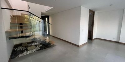 Espectacular casa moderna en arriendo ubicado en Envigado- loma del atravesado de fácil acceso vehicular, ruta de transporte publico, gimnasio  el esmeraldal, supermercado la vaquita, colegio. Cuenta con 2 niveles, primer piso, sala, comedor, baño social,cocina integral abierta, zona ropas, alcoba servicio con baño, jardín. En el segundo nivel encuentras estar tv, 3 alcobas cada una con baño y vestier, ppal con jacuzzi y modernos, y 2 parqueaderos para tu comodidad. Cada rincón de esta propiedad moderna ha sido diseñado con atención al detalle y materiales de alta calidad. Unidad cerrada con vigilancia 24 horas, piscina, turco, parque infantil, zonas verdes.Disfruta de espacios acogedores y funcionales que se adaptan a tus necesidades. Vive la tranquilidad y el confort que mereces en este hogar excepcional. ¡Bienvenido a tu nuevo hogar!