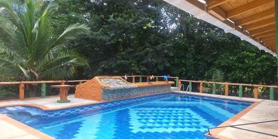 Pertenece al Municipio de Sonsón pero está ubicado en Doradal en Puerto Triunfo en Parcelación cerrada.
La parcelación permite arrendar la propiedad por días. Capacidad para 23 personas.
A 10 minutos ó 4 km de Doraldal. A 46 minutos ó 25 km de Puerto Triunfo.
A 3:15 horas ó 172 km de Medellín. A 2:45 horas ó 150 km del Aeropuerto José María Córdoba. A 4:40 horas ó 248 km de Bogotá.
Área: 12.900 m² aproximadamente.
Casa de 270 m² aproximadamente.
4 alcobas + 5 baños.
Piscina de 4.5 x 9.0 m con una profunda de 1.40 m.
Kiosco bajo techo de 50 m².
La propiedad tiene una muy buena posibilidad de ampliación,se puede construir un 2do piso y en los alrededores, la posibilidad de construir varias cabañas privadas tipo Glamping.
Predial $750.000 anuales
Administración 185.000 trimestral incluye consumo de agua.

Lugares turísticos a visitar
A 15 minutos ó 6,5 km del Parque Temático Hacienda Nápoles.
A 21 minutos ó 8,5 km de Mundo de Pangea del Parque Temático Hacienda Nápoles.