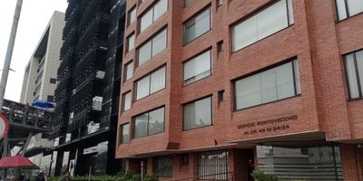 Espectacular edificio de 7 pisos más sótano, ideal para inversion, ubicado sobre la Autopista Norte, con excelente conectividad a vías principales y fácil acceso a TransMilenio. Cuenta con un total de 19 apartamentos, 33 parqueaderos, y una área construida total de 4.153 m², distribuidos en 2.917 m² de área privada, 876 m² de áreas comunes y un lote de 703 m². El edificio dispone de todos los servicios públicos y ofrece una oportunidad única por su ubicación estratégica, alta densidad residencial y potencial de valorización.