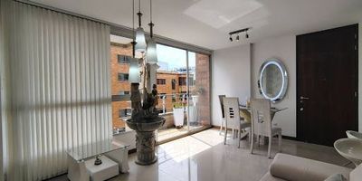 Apartamento en venta en Conquistadores, ubicado en edificio con portería y vigilancia 24-7, en tercer piso con ascensor, con un área de 85 m2 distribuidos en 3 alcobas, 2 baños, sala comedor, cocina integral abierta, zona de ropas, además de contar con dos balcones, uno en la alcoba principal y otro en la sala, vestier en alcoba principal y parqueadero cubierto. Una ubicación muy estratégica al estar cerca de la Av. Bolivariana, La 65, Autopista Sur, Edificio Inteligente EPM, Centro de Eventos La Macarena. 950-3660