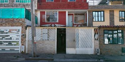 Casa en Venta en el Barrio Quiroga Central; excelente ubicación, espacios amplios para adecuar a tu gusto y convertir en tu casa soñada o para invertir y generar renta.  Tiene dimensiones de 6.5 m de frente por 16 m de fondo.  Distribuida en tres pisos, consta de:  sala, comedor, cocina tradicional, patio, zona de ropas, 8 habitaciones, 2 baños y espacio para estacionar 2 automóviles.  Documentos al día, libre de deudas.  Llama ya para obtener más información y agendar una visita.  Estrato 3.